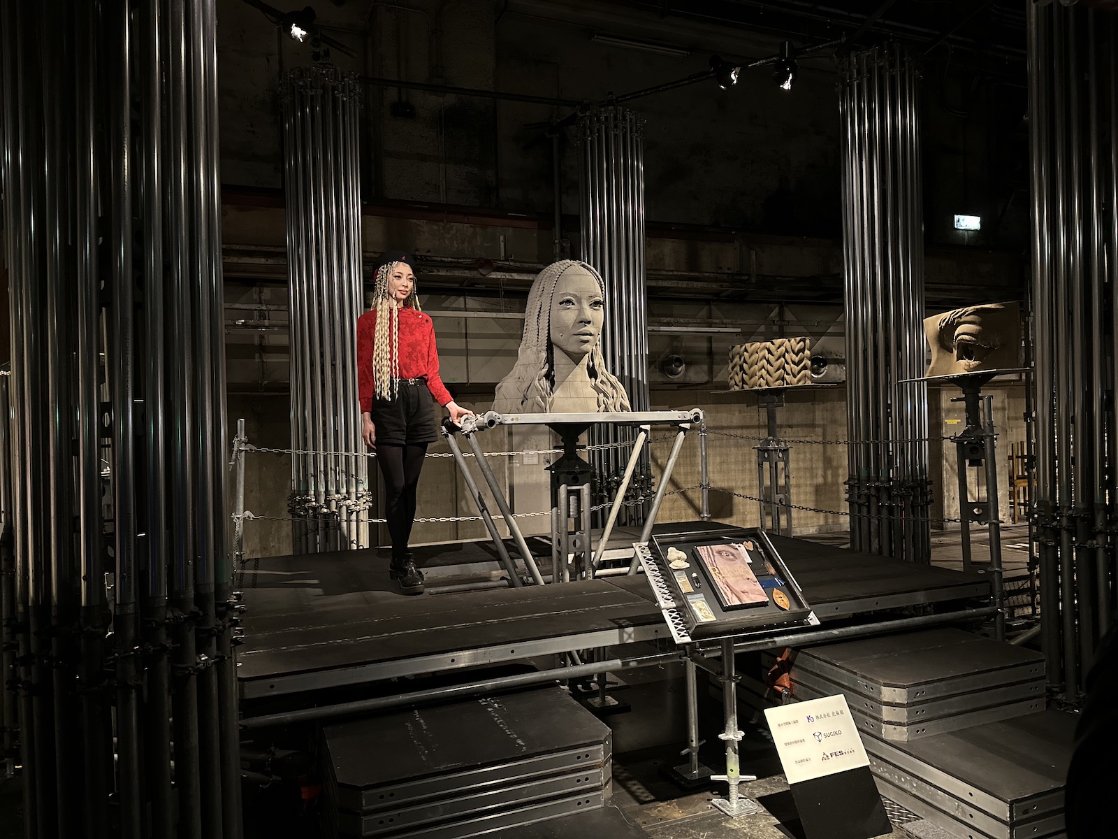 ARTISTS' FAIR KYOTO 2023｜アーティストと建築資材の“足場”のコラボが