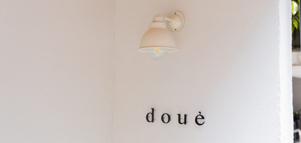 レンタルスペース＆コワーキング『doué』の入り口ロゴ