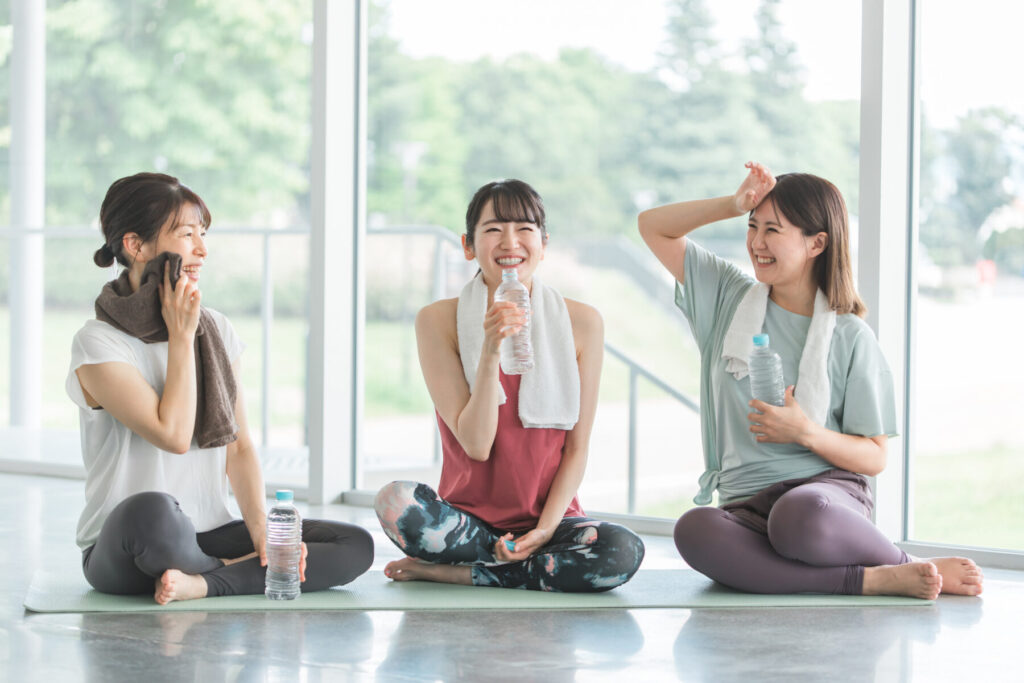 ピラティスのレッスン中の女性3人